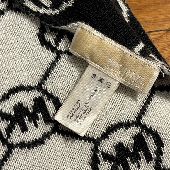 Michael Kors Reversible Scarf - Picture 4 of 6